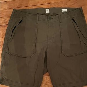 GAP Men's Dark Green Flat Front Shorts